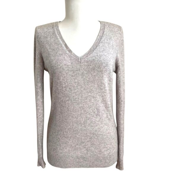 Bloomingdales Cashmere V Neck Sweater M Fits S Quiet Luxury Preppy Old Money - Picture 1 of 8